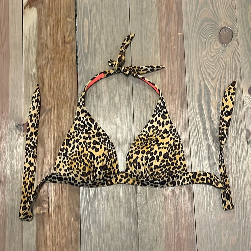 🌸5 for $20 Victoria’s Secret cheetah print bikini top. L